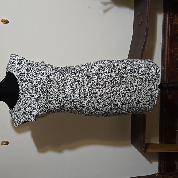 Ann Taylor LOFT Black Cream Leaf Floral Print Ruching Sleeveless Dress Lined - Picture 1 of 11